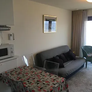 https://prachtige-studio-met-frontaal-zeezicht-en-terras-4-pers.ostend-hotel.net